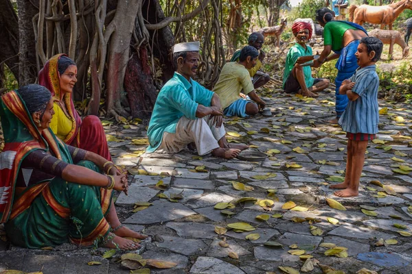 2019年3月16日インド コラーファー 伝統とシンプルな布を木の下に座り 家族とランチや時間を過ごすインドの村人の像 Kanheri数学博物館 — ストック写真