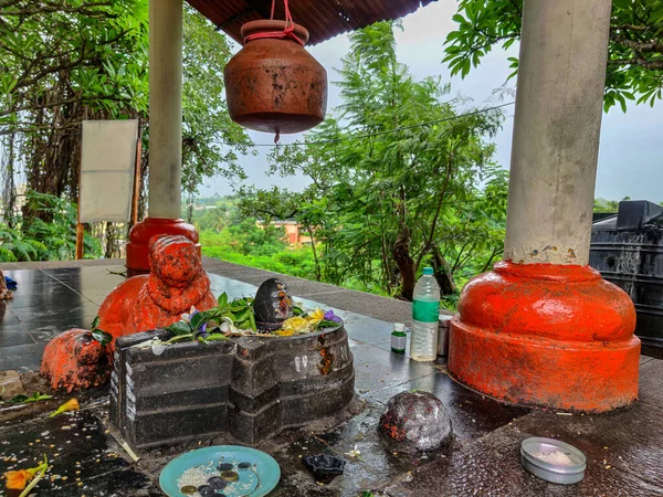 Foto Estoque Antiga Shivling Composta Por Pedra Preta Com Estátua — Fotografia de Stock