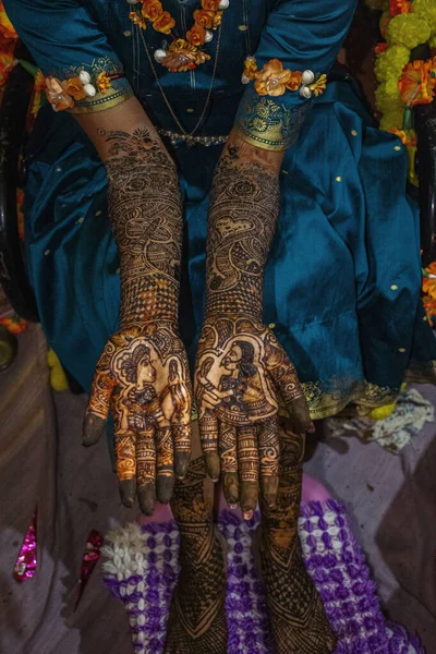彼女のヘナの手を示す美しいインドのブライダルのストックフォトは インドのマハラシュトラ州コラーフルでの結婚式の機会に適用されます ヘンナは花嫁と新郎のための正の精神と幸運を象徴 — ストック写真