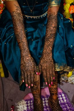 Kolhapur, Maharashtra, Hindistan 'da düğün vesilesiyle uygulanan, kınalı ellerini gösteren güzel Hint gelinliğinin stok fotoğrafı. Kına, olumlu ruhu ve gelin ve damat için iyi şansı simgeler..