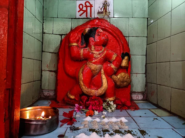 2021年11月6日 Khidrapur 神殿中红花彩绘的领主Hanuman神像的照片 信徒们向上帝献上鲜花 油和朱砂 在自然光下拍摄的图像 — 图库照片