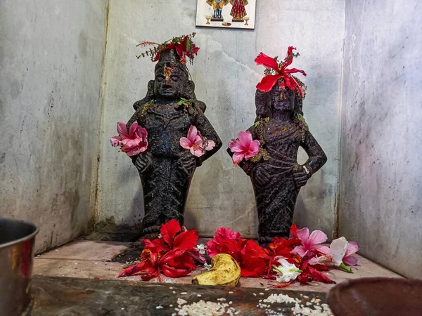 印度基德拉普尔 2021年11月6日 维塔尔领主和拉胡梅神像的合影 在印度基德拉普尔 信徒们向上帝献上鲜花 油灯和青葱 — 图库照片