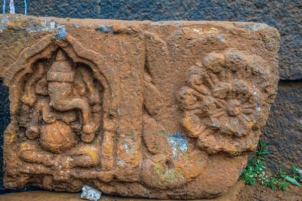 灰色の石の壁に刻まれた古代の破壊されたHindu神Ganeshaの考古学的彫刻のストック写真 写真は晴れた日にインドのマハラシュトラ州コラフルで撮影されました 物体に焦点を当て — ストック写真