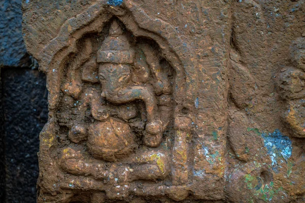 灰色の石の壁に刻まれた古代の破壊されたHindu神Ganeshaの考古学的彫刻のストック写真 写真は晴れた日にインドのマハラシュトラ州コラフルで撮影されました 物体に焦点を当て — ストック写真