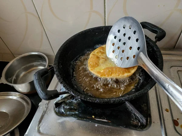 Stockfoto Van Gefrituurde Puri Vrouwen Die Tarwebloem Puri Bhatura Bakken — Stockfoto