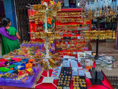 Kolhapur, Hindistan - 4 Aralık 2020; Hindistan 'ın Kolhapur kentindeki sokak pazarında güzel, renkli gelir, bilezik, döküntü mücevher ve süslemelerin stok fotoğrafı.