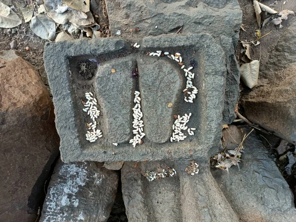 Foto Estoque Páduca Pegada Antiga Deus Hindu Deusa Esculpida Pedra — Fotografia de Stock