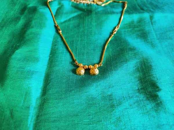 Archivfoto Von Schönen Phantasie Goldenen Mangalsutra Mit Goldener Kette Auf — Stockfoto