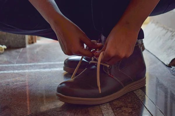 Stock Photo Indian Man Wearing Dark Brown Color Shoe Tying — Stock Photo, Image