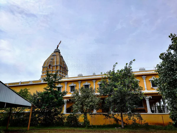 Bakgård Hindu Templet Tom Arkiveras Täckt Grönt Gräs Och Stora — Stockfoto