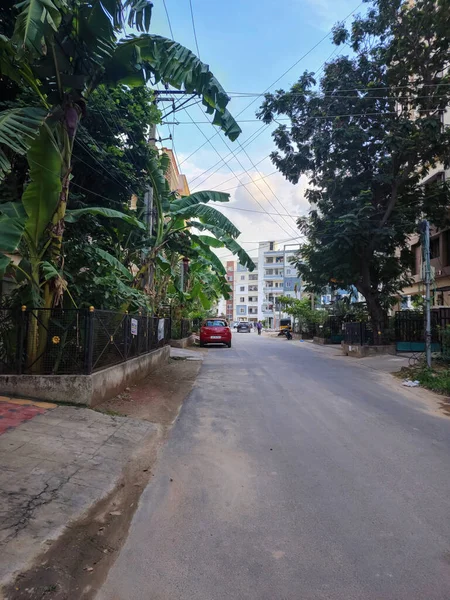 2022年6月18日インド ハイデラバードの住宅街 集合住宅 駐車場 緑の木々や植物に囲まれた空のアスファルトの路地のストックフォト — ストック写真