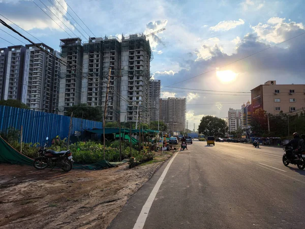 2022年6月18日 インド ハイデラバード 高層住宅やマンションを新築したり 道路の乗り物に乗ったり 青空や雲を背景に明るい陽射しを浴びて — ストック写真
