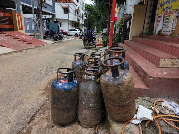 Hyderabad, India- 6 Ağustos 2022; Mutfak mutfağı için kullanılan paslı LPG gaz silindirleri veya benzin doldurmak için depo. Fotoğraf doğal ışık altında çekildi.