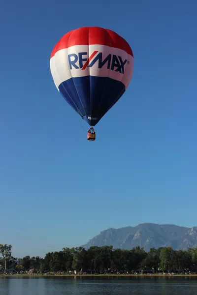 REMAX hete luchtballon — Stockfoto