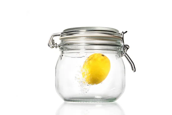 レモン丸ごと jar — ストック写真