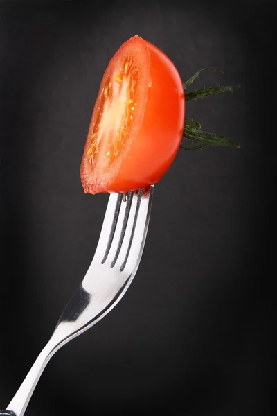 Pomodoro tagliato su una forchetta — Foto Stock