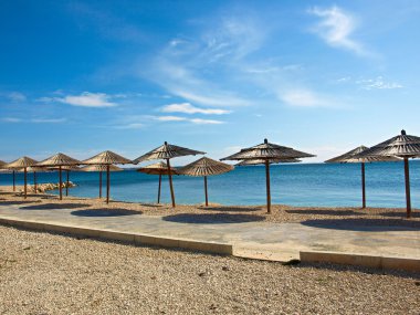 Sahilde güneş şemsiyesi