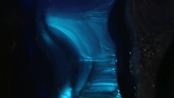 Анотація переміщення води з кольорами вночі — стокове відео