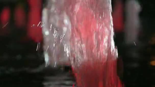 Abstrakt von sich bewegendem Wasser mit Farben in der Nacht — Stockvideo