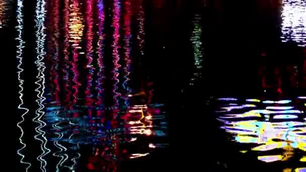 Sammanfattning av Rörligt vatten med färger på natten — Stockvideo