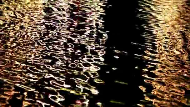 Abstrato de água em movimento com cores à noite — Vídeo de Stock