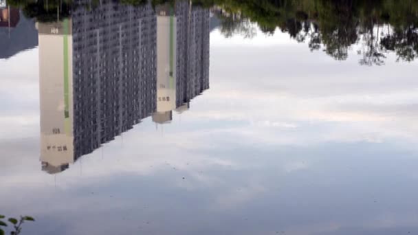 Lägenhet block reflektioner i en sjö, Sydkorea — Stockvideo