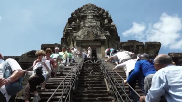 Turisté lezení po strmé kroky vedoucí k centrální svatyně angkor wat, Siĕmréab, Kambodža — Stock video