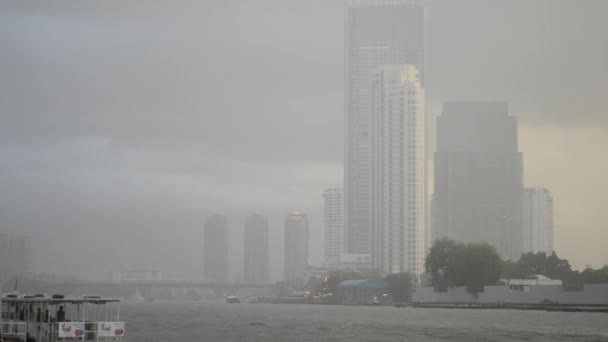 Skyline del fiume Chao Phraya e traghetto fluviale, 8 giugno 2013 a Bangkok, Thailandia — Video Stock