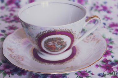 arka plan bir vintage Kupası ve bir çiçek üzerinde uçan daire