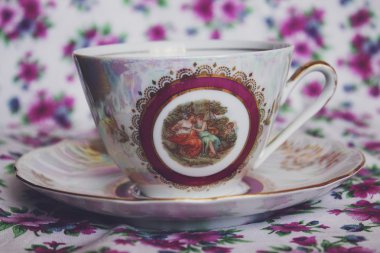 arka plan bir vintage Kupası ve bir çiçek üzerinde uçan daire