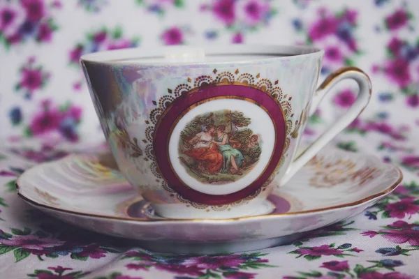 arka plan bir vintage Kupası ve bir çiçek üzerinde uçan daire