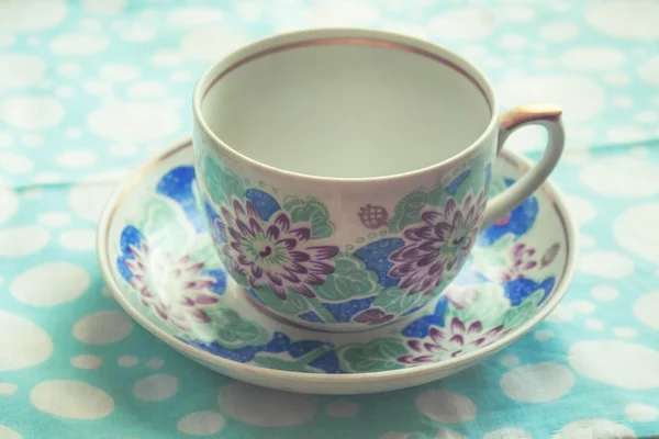 arka plan bir vintage Kupası ve bir çiçek üzerinde uçan daire