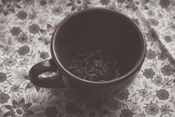 Porselen fincanı bir çiçek üzerinde eski bir arka plan