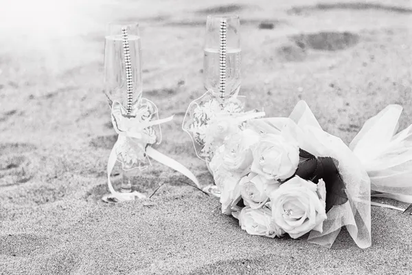 Düğün gözlük kum üzerinde