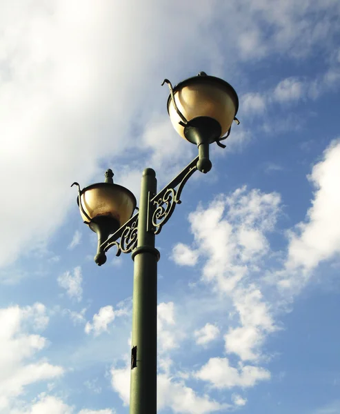Уличный фонарь и небо — стоковое фото