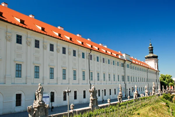 Alley with statues near a beautiful building — Stock Photo, Image