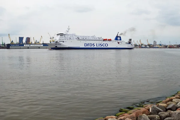 Großes Schiff im Hafen — Stockfoto