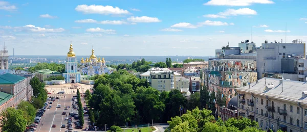 Panoramiczny widok na St. Michael złotą kopułą klasztor — Zdjęcie stockowe