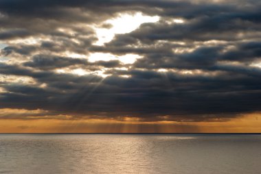 dramatik gökyüzü ve deniz