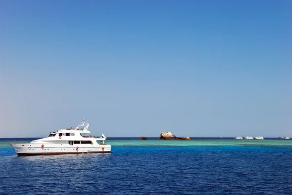 A wreck appearing on the surface in the straits of Tiran — Stock Photo, Image