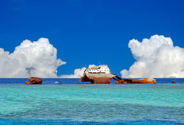 Ένα ναυάγιο το ιστορικό του μπλε του ουρανού και τα κατάλευκα σύννεφα — Φωτογραφία Αρχείου