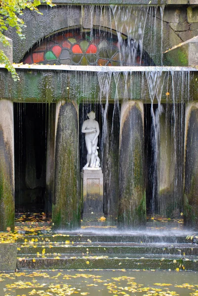 Mulher estátua e cachoeira — Fotografia de Stock