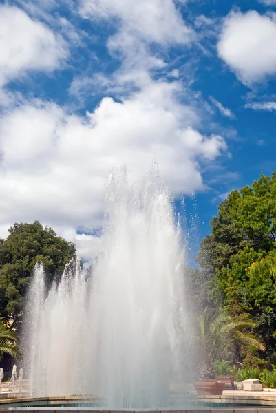 ブルガリアのヴァルナ中心部の噴水 — ストック写真
