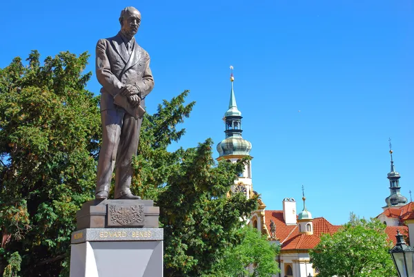 雕像的爱德华 · 贝奈斯在布拉格捷克外交部总部前 — 图库照片