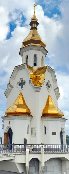 Beautiful chapel on river bank, Kiev — Stock Photo, Image