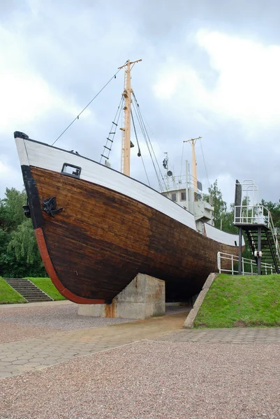 Trawler in der Nähe des litauischen Meeresmuseums — Stockfoto