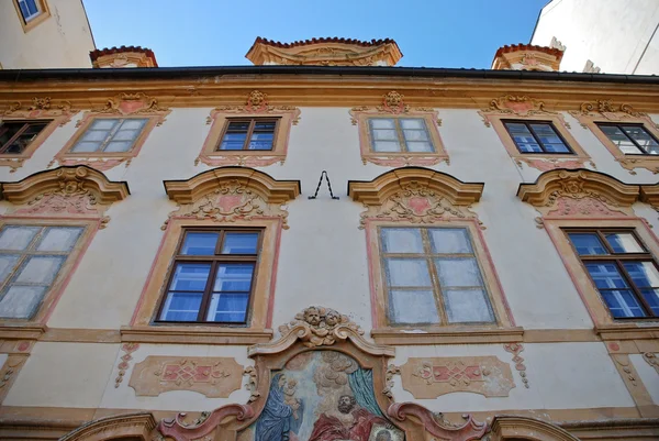Neues Gebäude im Zentrum von Prag mit bemalten Fenstern — Stockfoto