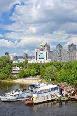 Eski gemiler Dinyeper Nehri'nin sol kıyısında demirleyen
