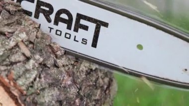 Kyiv, Ukrayna - 30 Temmuz 2021: Elektrikli testere tahta keser. Tahtayı elektrikli testereyle yavaş çekimde kesiyorum Tam HD video