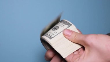 Eller para sayıyor ve paralarla oynuyor. Bir insan büyük bir tomardan dolar sayar. Yavaş çekim tam HD çözünürlük videosu.